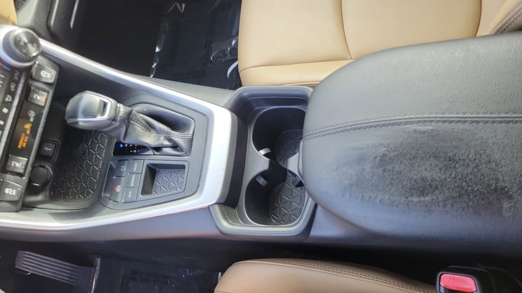 Used 2021 Toyota RAV4 XLE Premium image 18