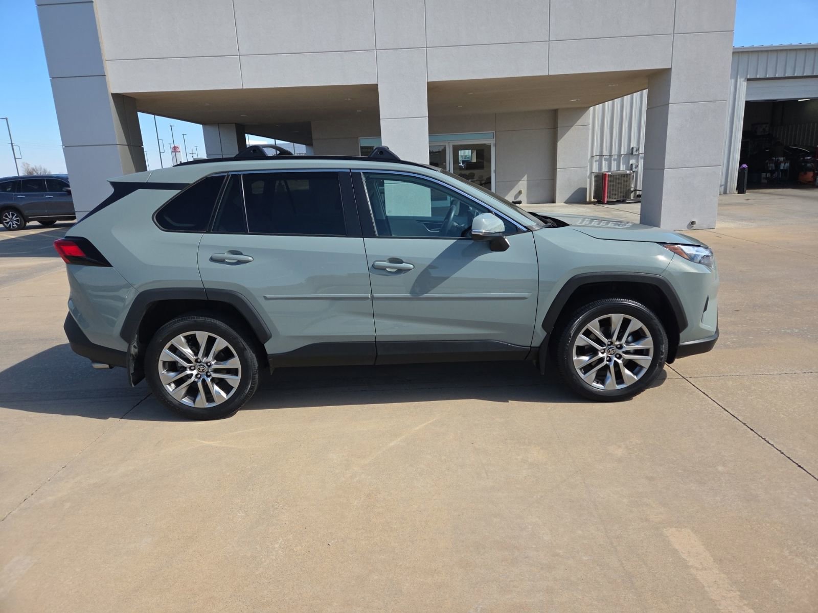 Used 2023 Toyota RAV4 XLE Premium image 4