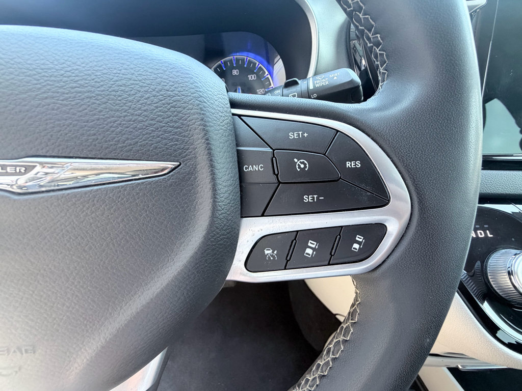 Used 2022 Chrysler Pacifica Touring-L FWD image 16