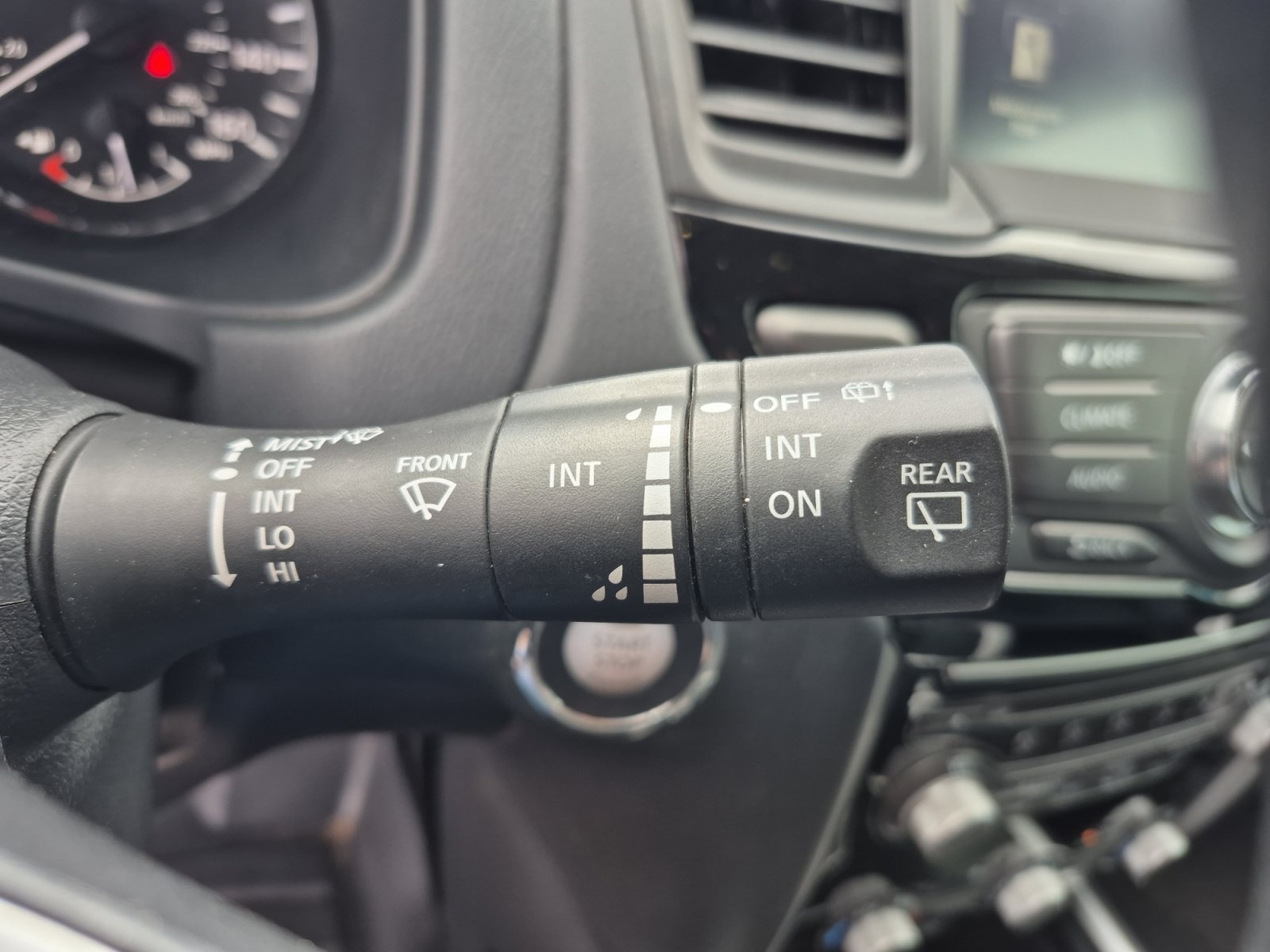 Used 2020 Nissan Pathfinder S FWD image 34