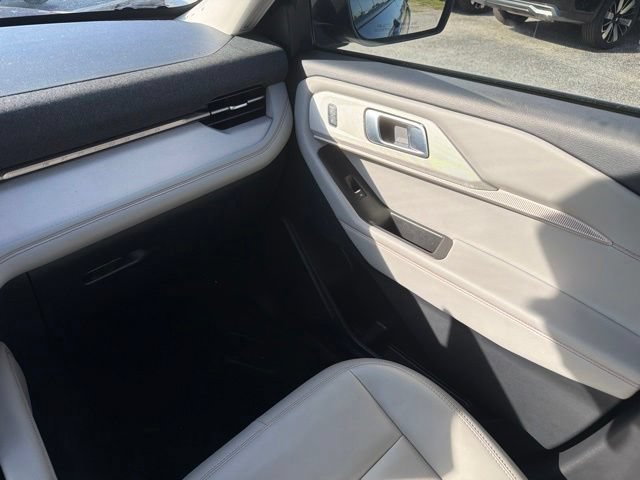 Used 2025 Ford Explorer Active w/ Active Comfort Package RWD image 22