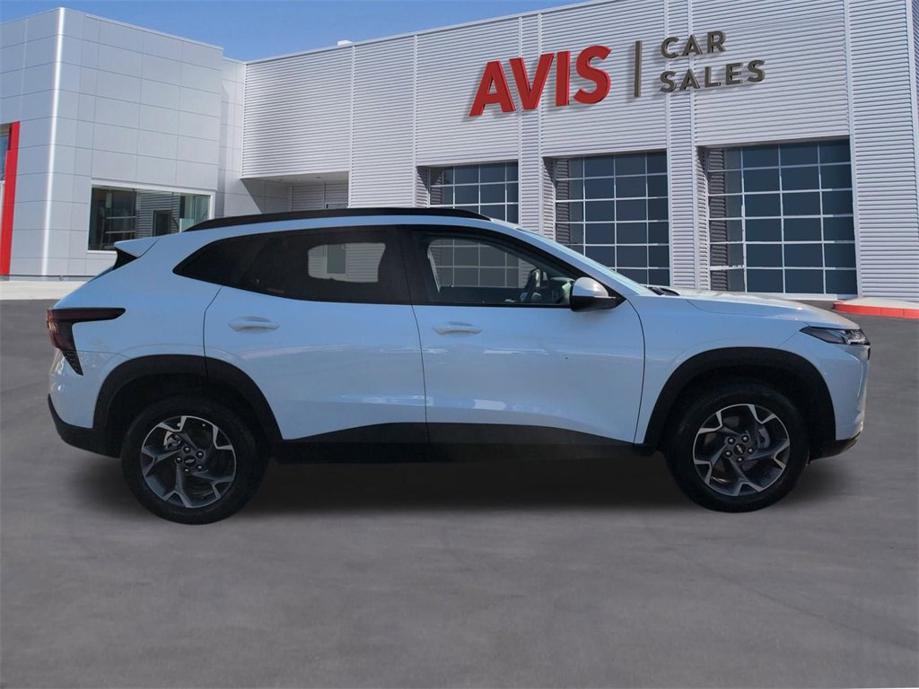 Used 2025 Chevrolet Trax LT w/ LT Convenience Package image 5