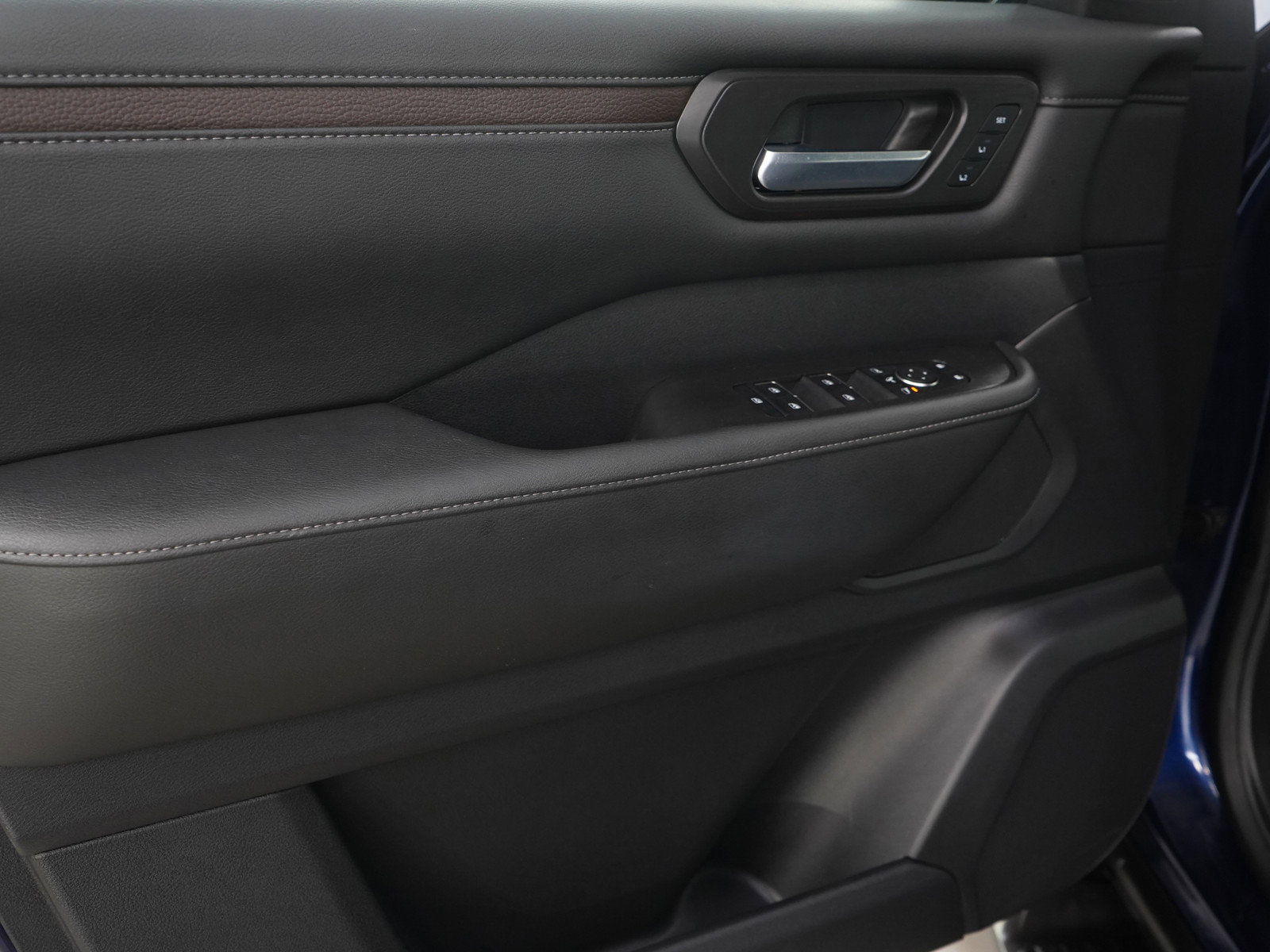 Used 2025 Nissan Armada SL AWD/4WD image 23