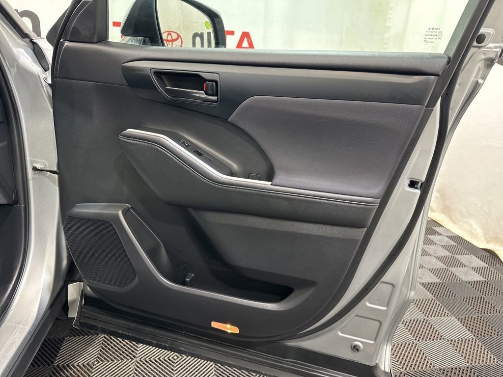 Used 2024 Toyota Highlander LE image 10