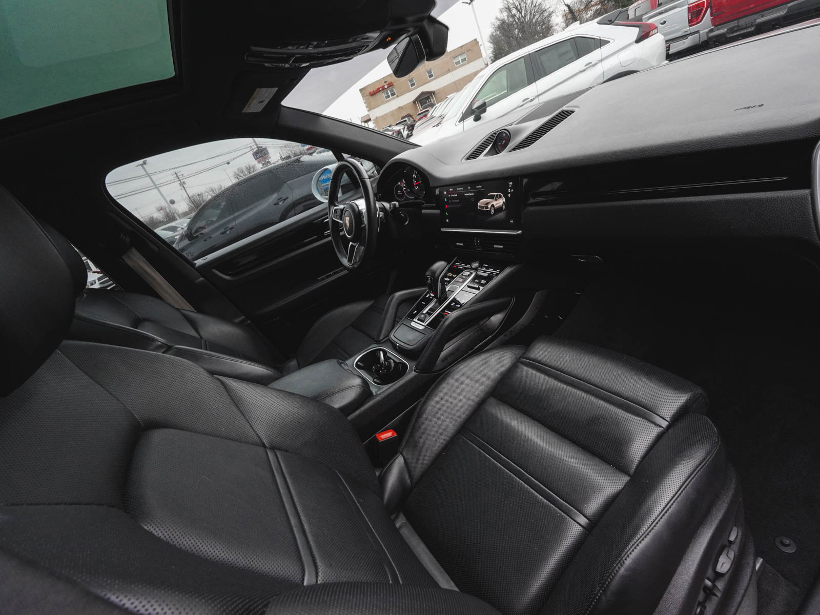 Used 2023 Porsche Cayenne w/ Premium Package image 46
