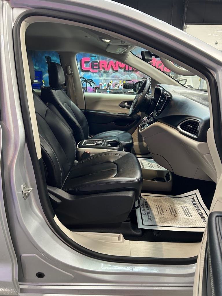 Used 2024 Chrysler Pacifica Touring-L image 16