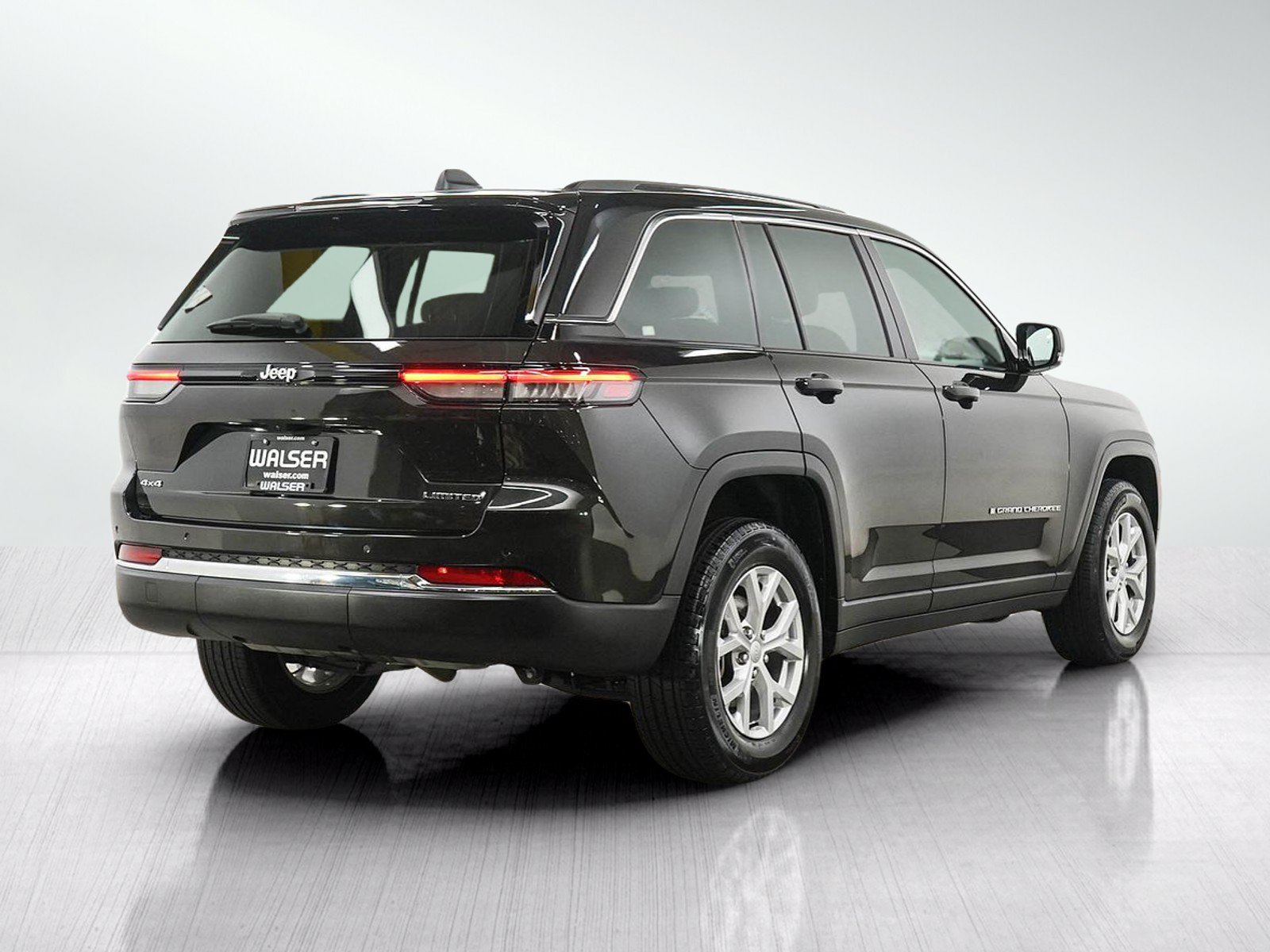 Used 2023 Jeep Grand Cherokee Limited AWD/4WD image 5
