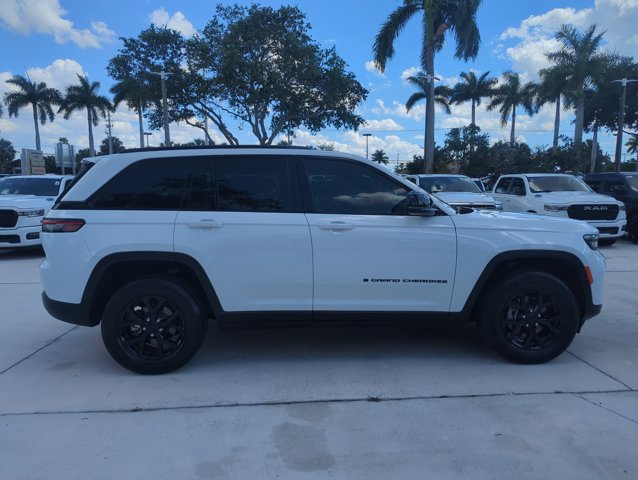 Used 2024 Jeep Grand Cherokee Altitude RWD video 4