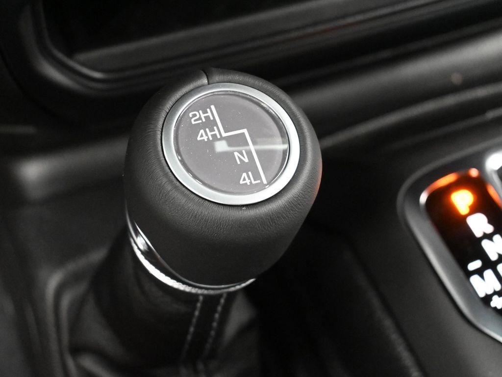 Used 2025 Jeep Wrangler Unlimited Sahara AWD/4WD image 24