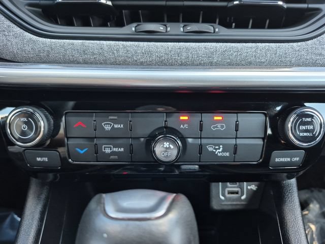 Used 2024 Jeep Compass Latitude w/ Sun and Sound Group AWD/4WD image 23