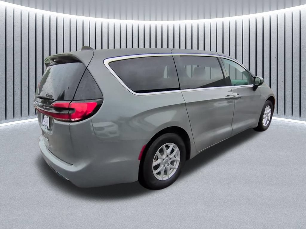 Used 2023 Chrysler Pacifica Touring-L FWD image 14