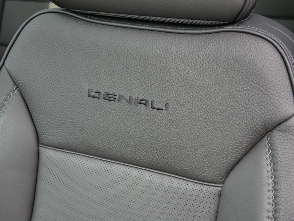 Used 2025 GMC Yukon Denali w/ Sun & Power Step Package AWD/4WD image 47