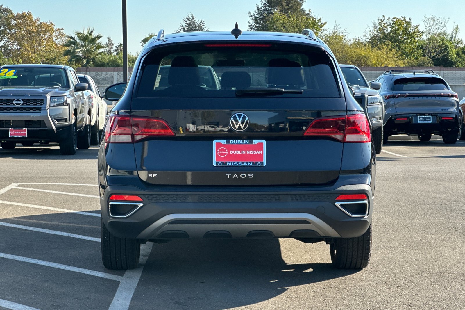 Used 2023 Volkswagen Taos SE w/ Panoramic Sunroof Package FWD image 5
