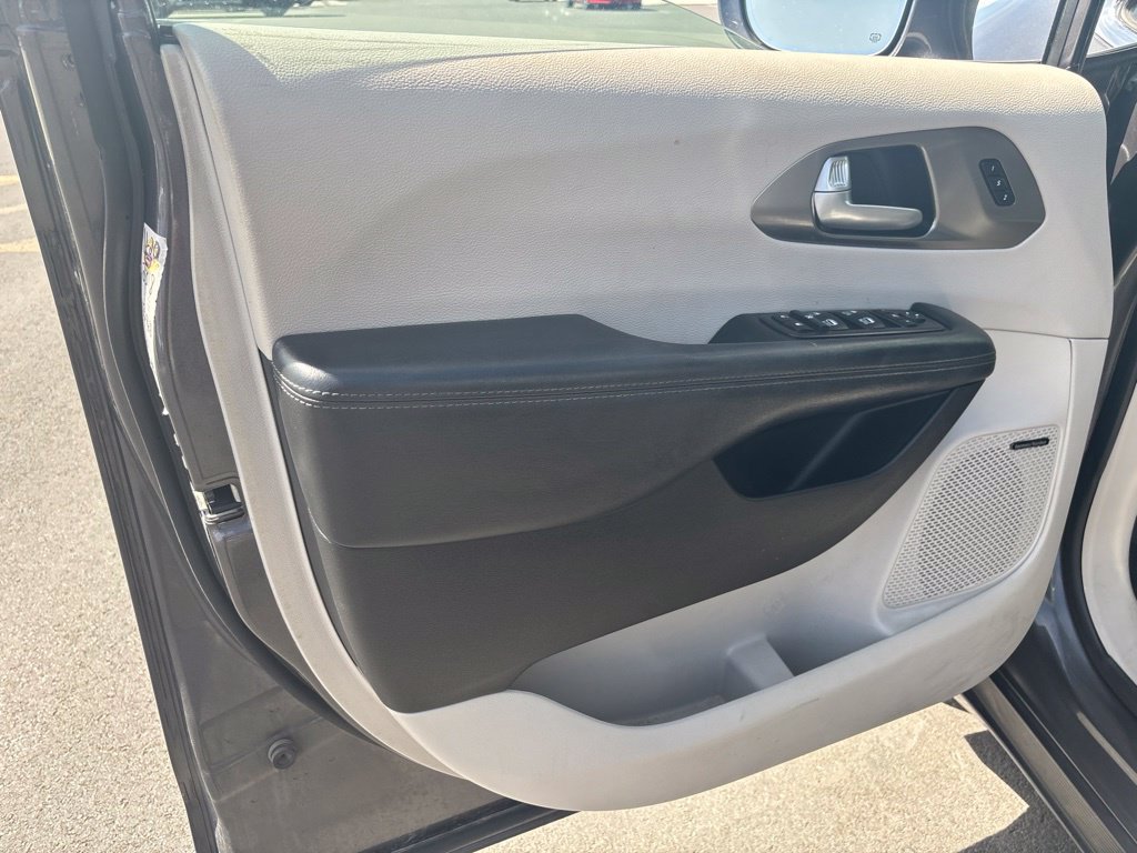 Used 2017 Chrysler Pacifica Limited FWD image 4