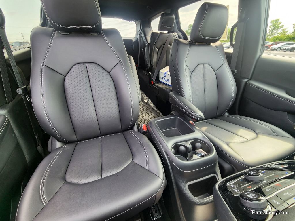 New 2025 Chrysler Voyager LX image 40