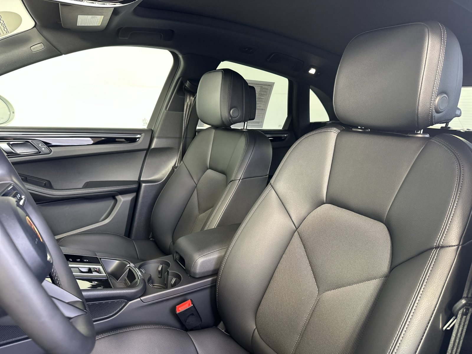 Certified 2026 Porsche Macan AWD/4WD image 5