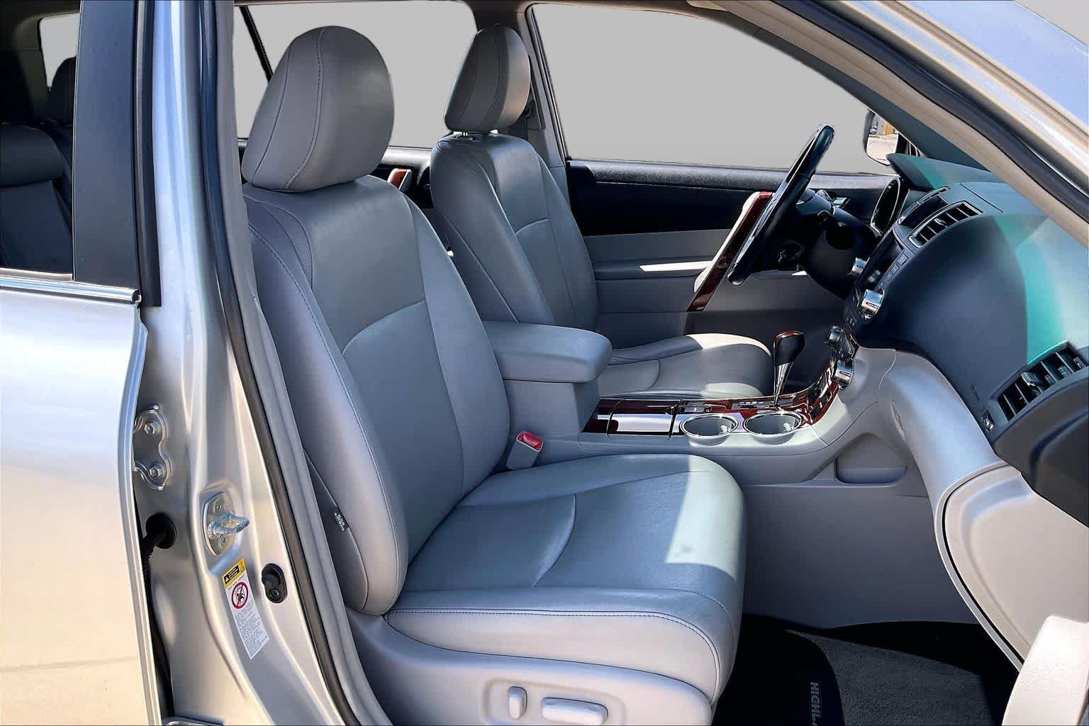 Used 2012 Toyota Highlander Limited w/ Tow Pkg FWD image 9