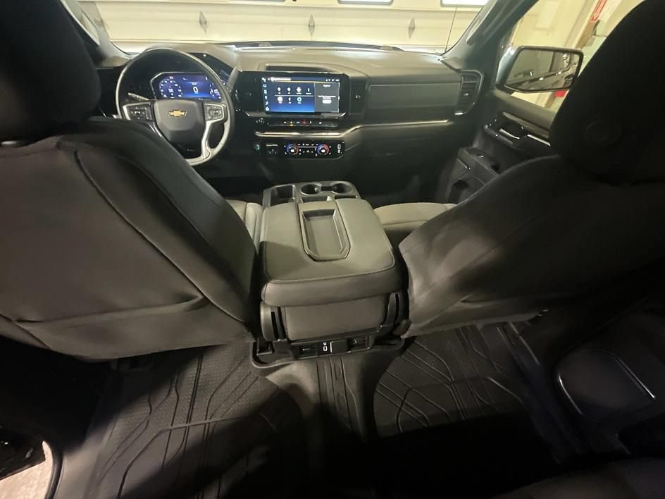 Used 2025 Chevrolet Silverado 1500 LT AWD/4WD image 3