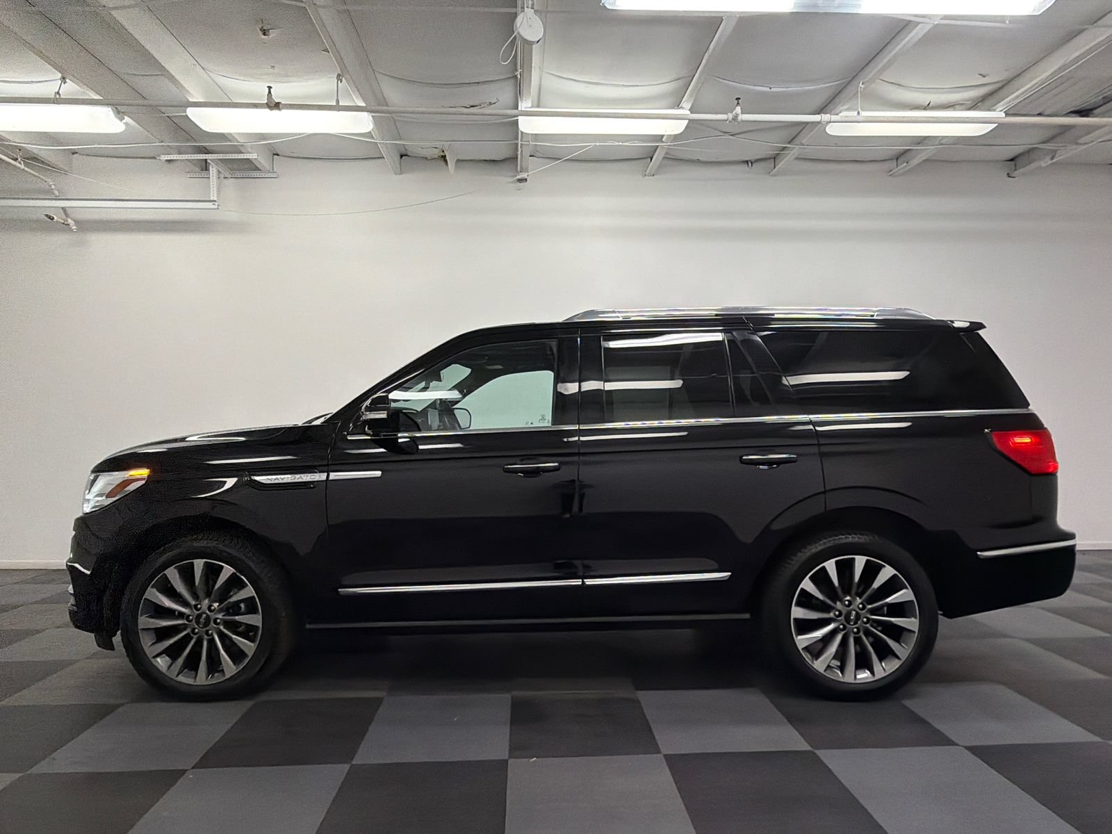 Used 2020 Lincoln Navigator Reserve AWD/4WD image 4