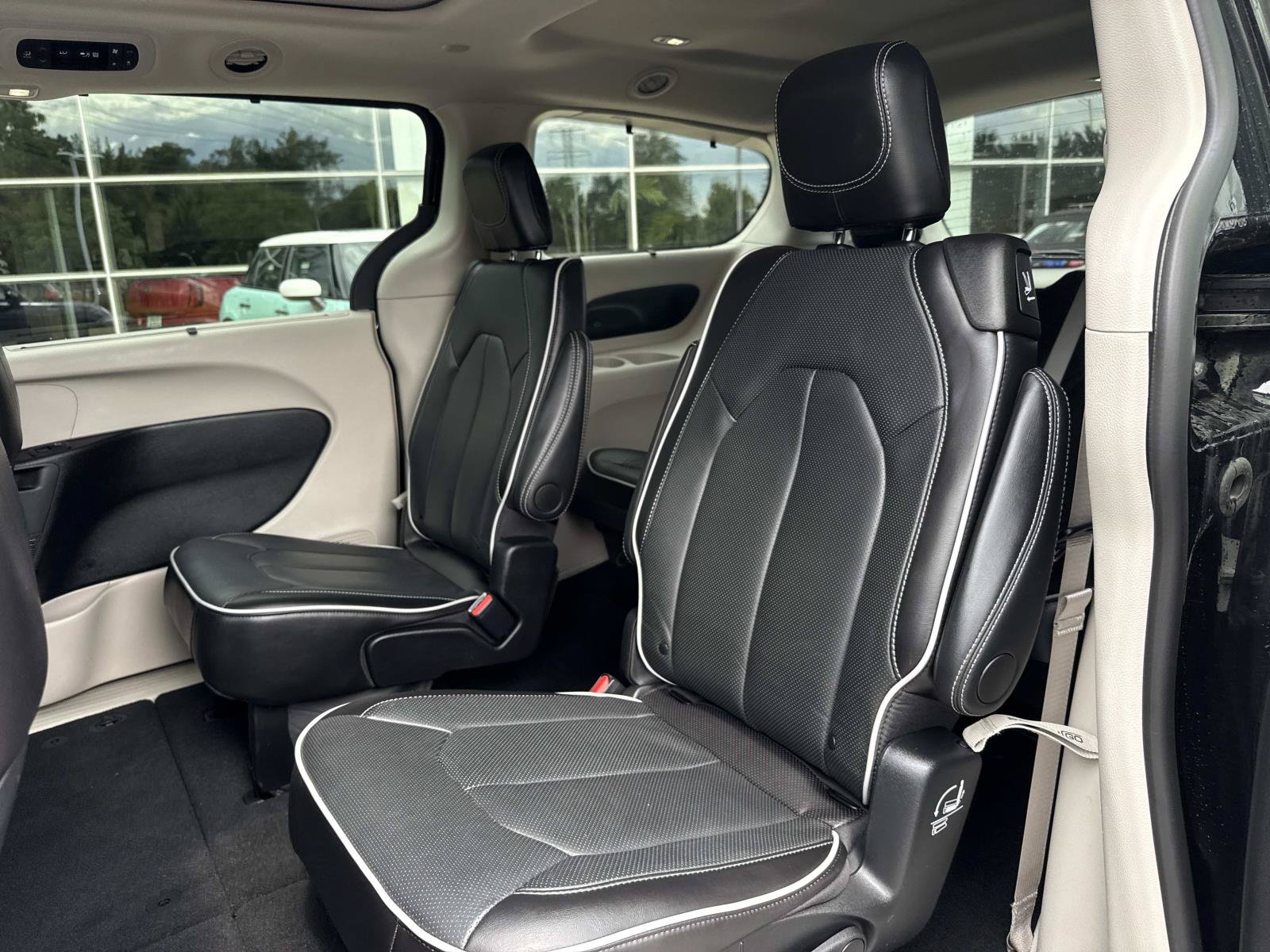 Used 2024 Chrysler Pacifica Limited FWD image 14