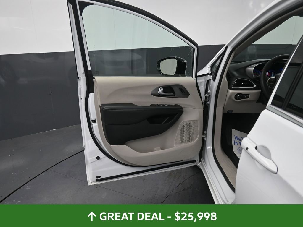 Used 2024 Chrysler Pacifica Touring-L image 26