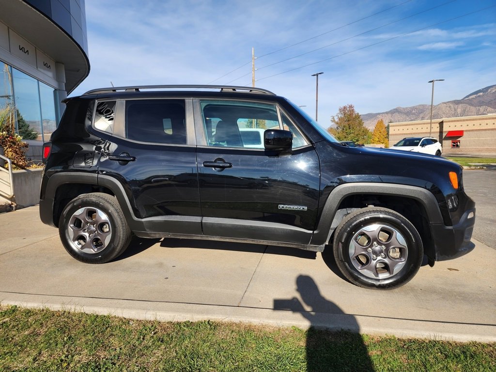 Used 2016 Jeep Renegade Latitude image 4