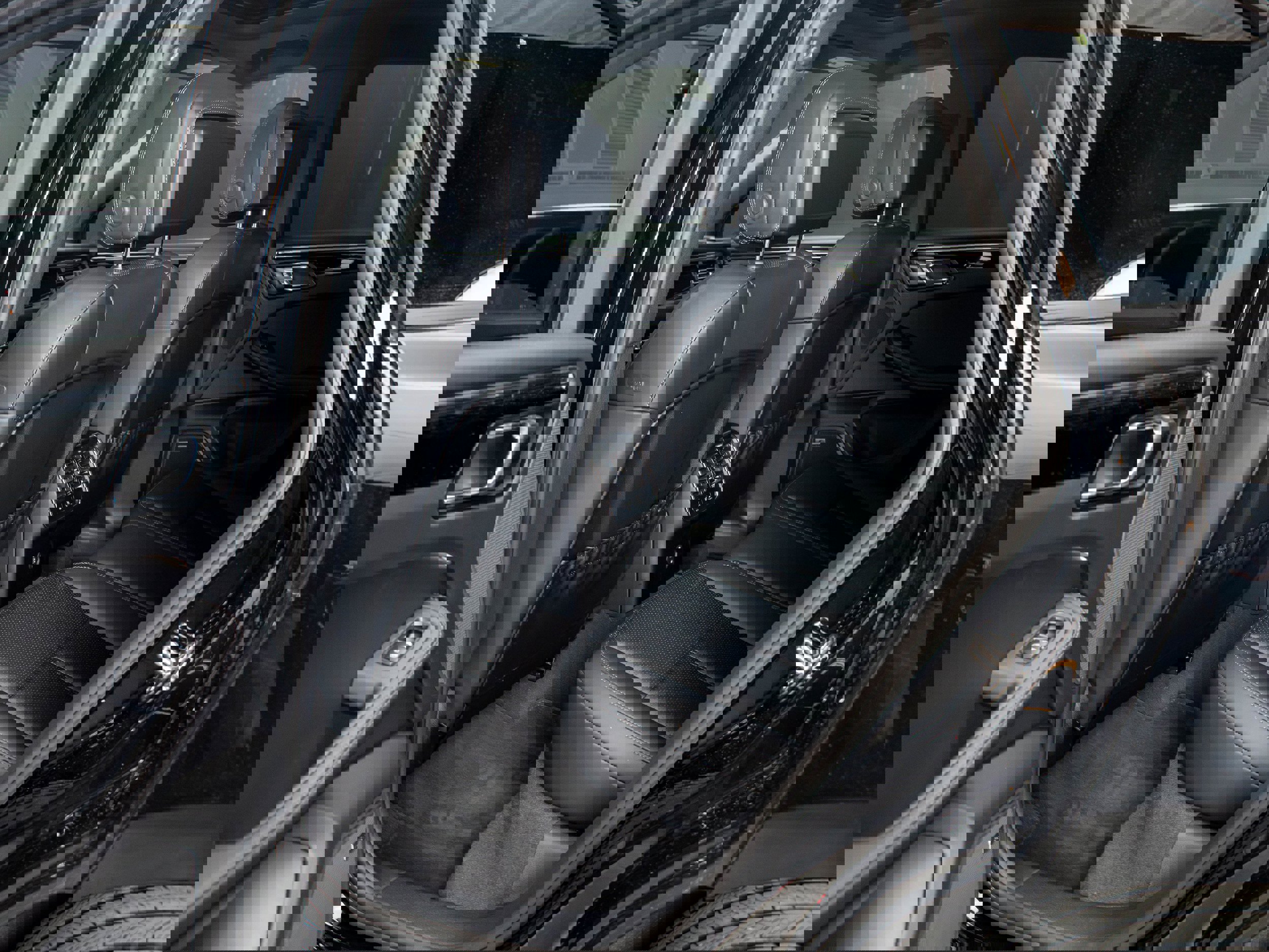 Certified 2025 Porsche Macan Turbo image 39