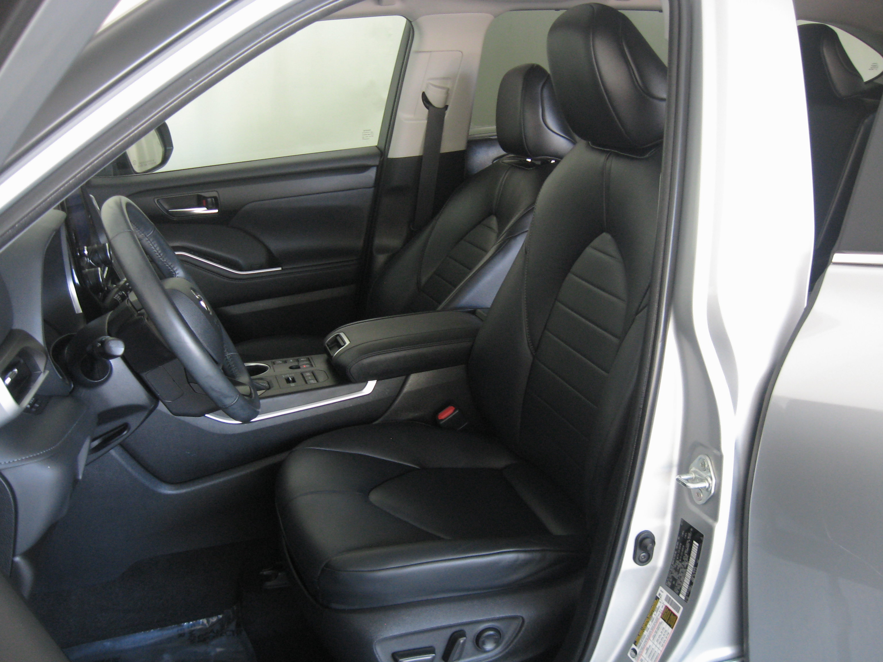 Used 2023 Toyota Highlander XLE image 8