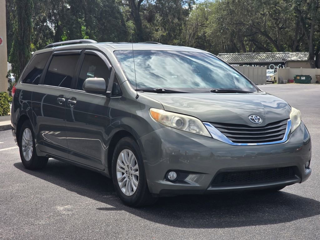 Used 2014 Toyota Sienna Limited image 3