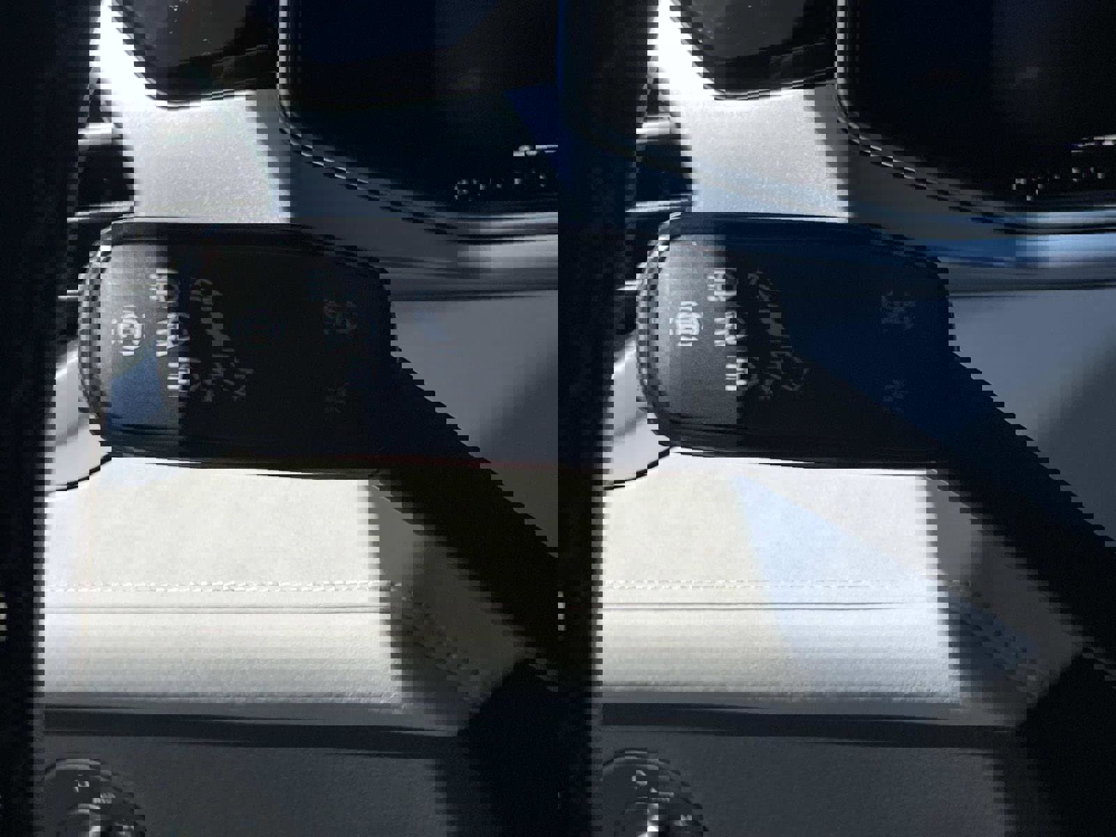 Used 2025 Volkswagen Taos SE w/ Panoramic Sunroof Package FWD image 23