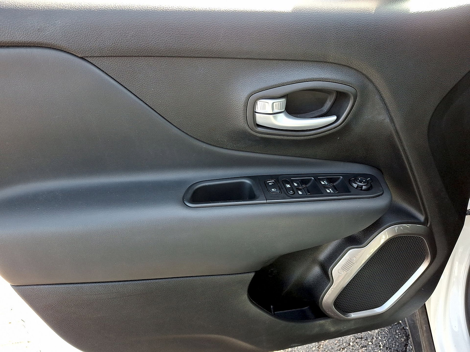 Used 2023 Jeep Renegade Latitude AWD/4WD image 10