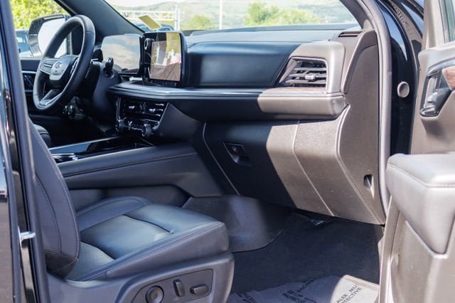 Used 2025 Chevrolet Suburban Z71 AWD/4WD image 21