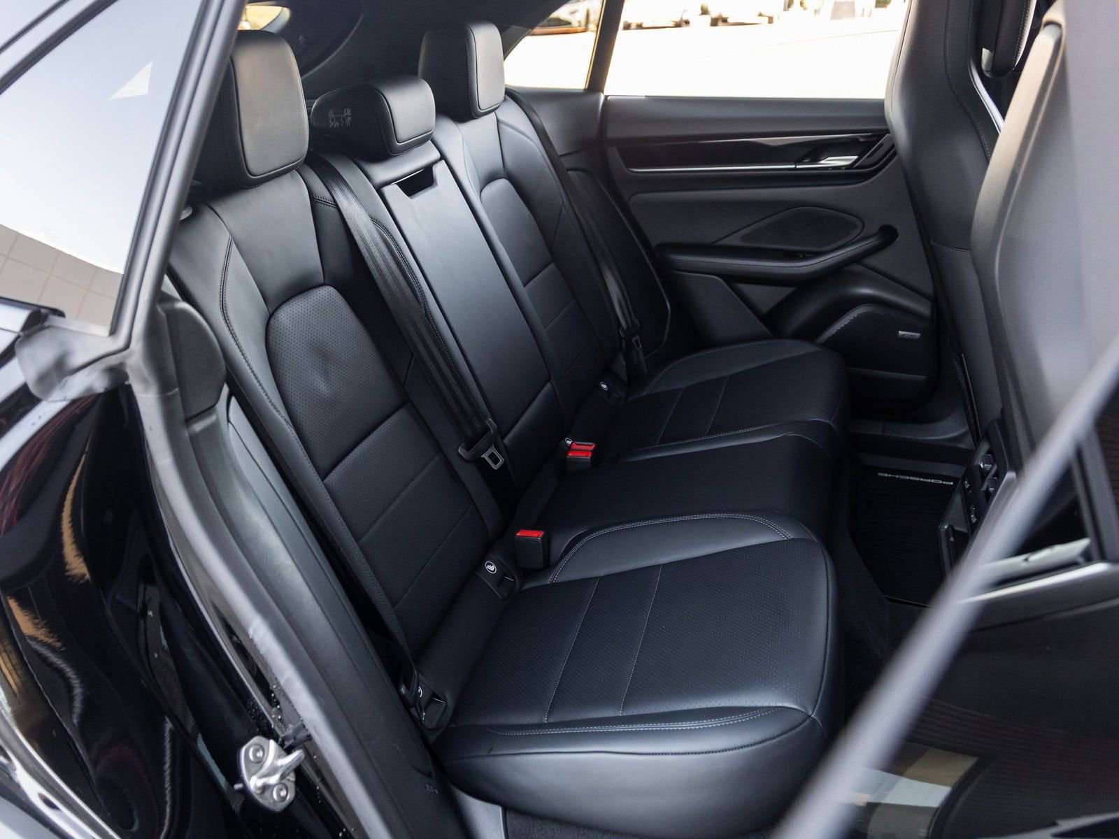 Certified 2025 Porsche Macan Electric image 37