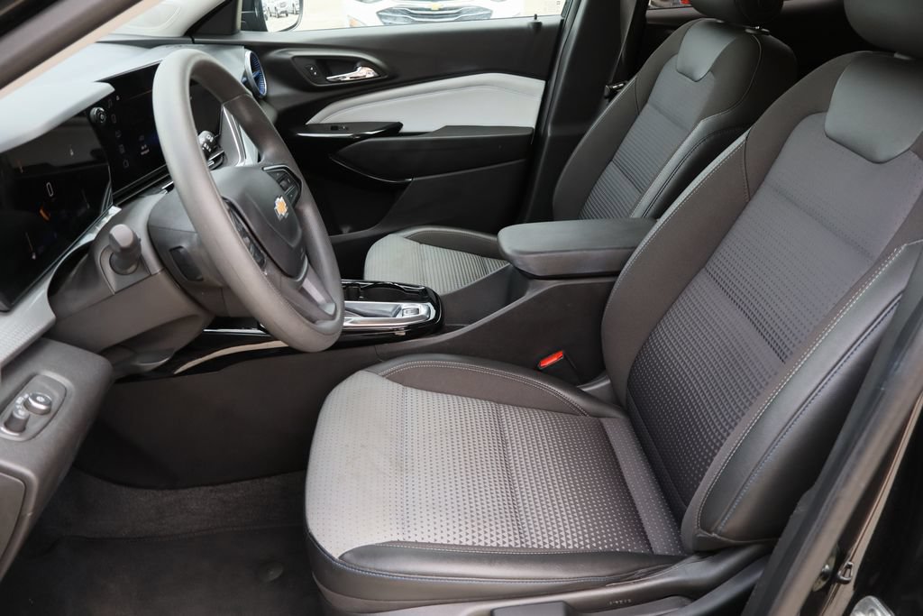 Used 2025 Chevrolet Trax LT FWD image 22