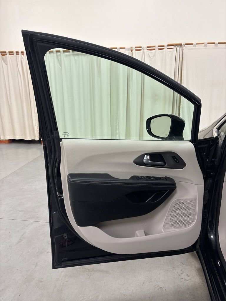 Used 2024 Chrysler Pacifica Touring-L FWD image 16