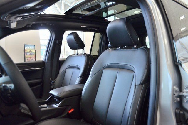 New 2025 Jeep Grand Cherokee Limited w/ Black Appearance Package image 15