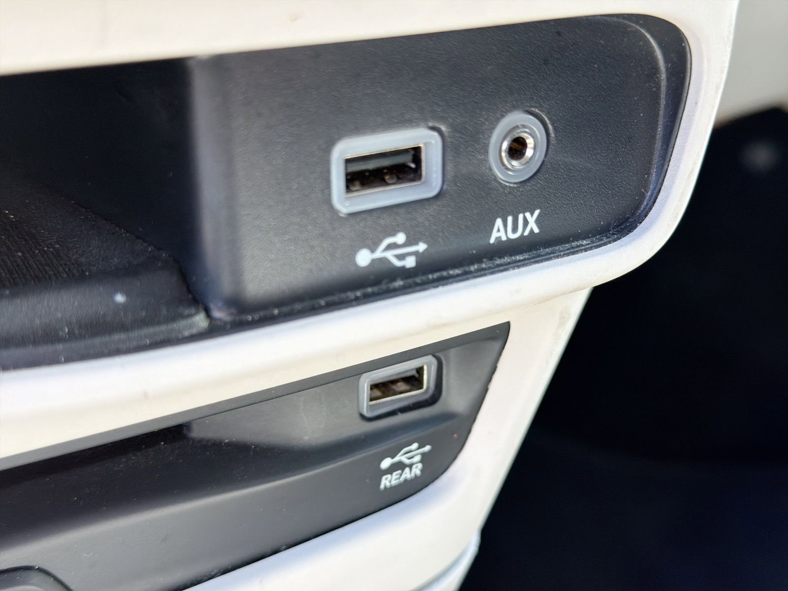 Used 2018 Chrysler Pacifica Limited FWD image 32