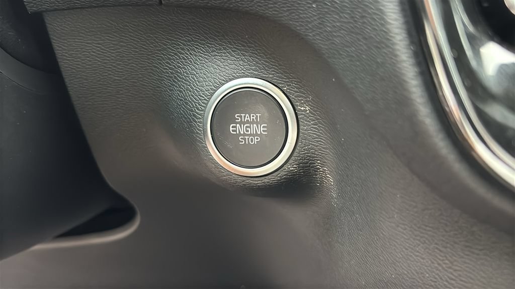 Certified 2025 Volvo XC40 B5 Plus AWD/4WD image 14