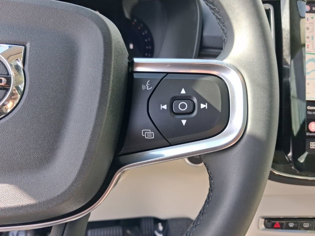 Used 2023 Volvo XC40 B5 Plus image 20