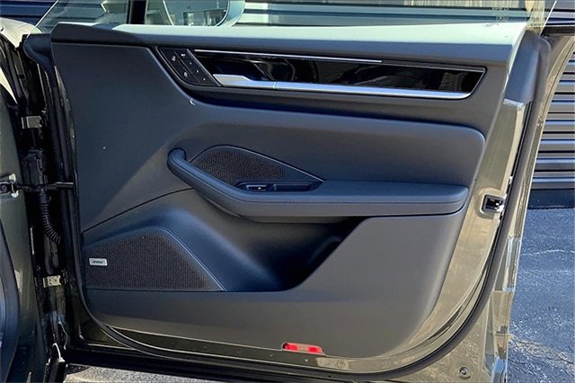 Used 2025 Porsche Macan 4 Electric image 29