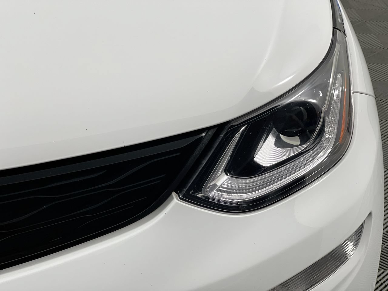 Used 2020 Chevrolet Bolt Premier w/ Infotainment Package FWD image 9