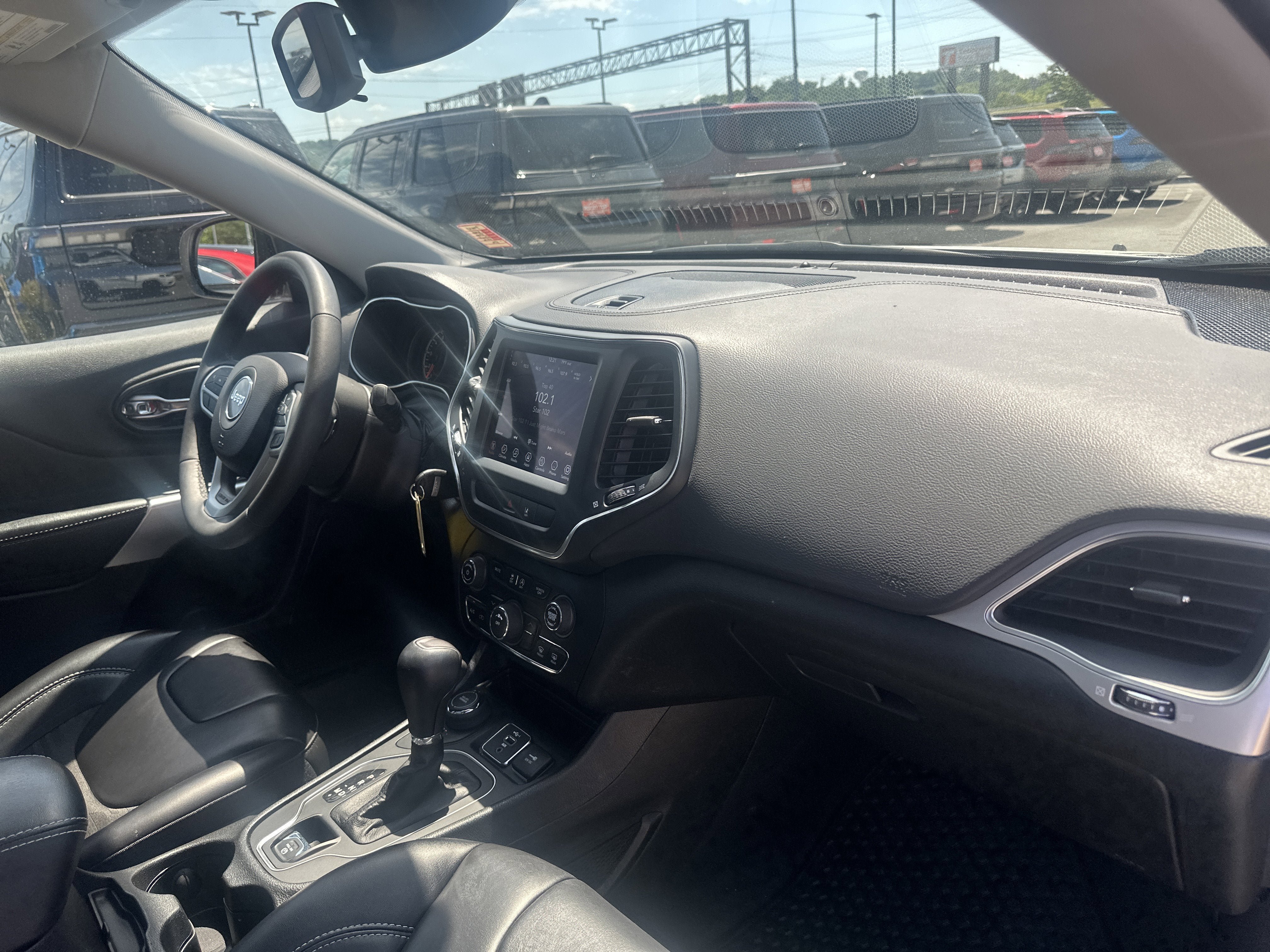 Used 2022 Jeep Cherokee Latitude w/ Sun & Sound Group AWD/4WD image 31