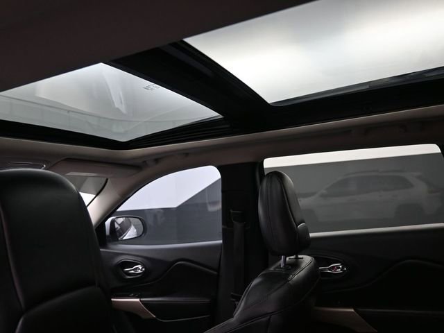 Used 2018 Jeep Cherokee Limited w/ Technology Group image 2