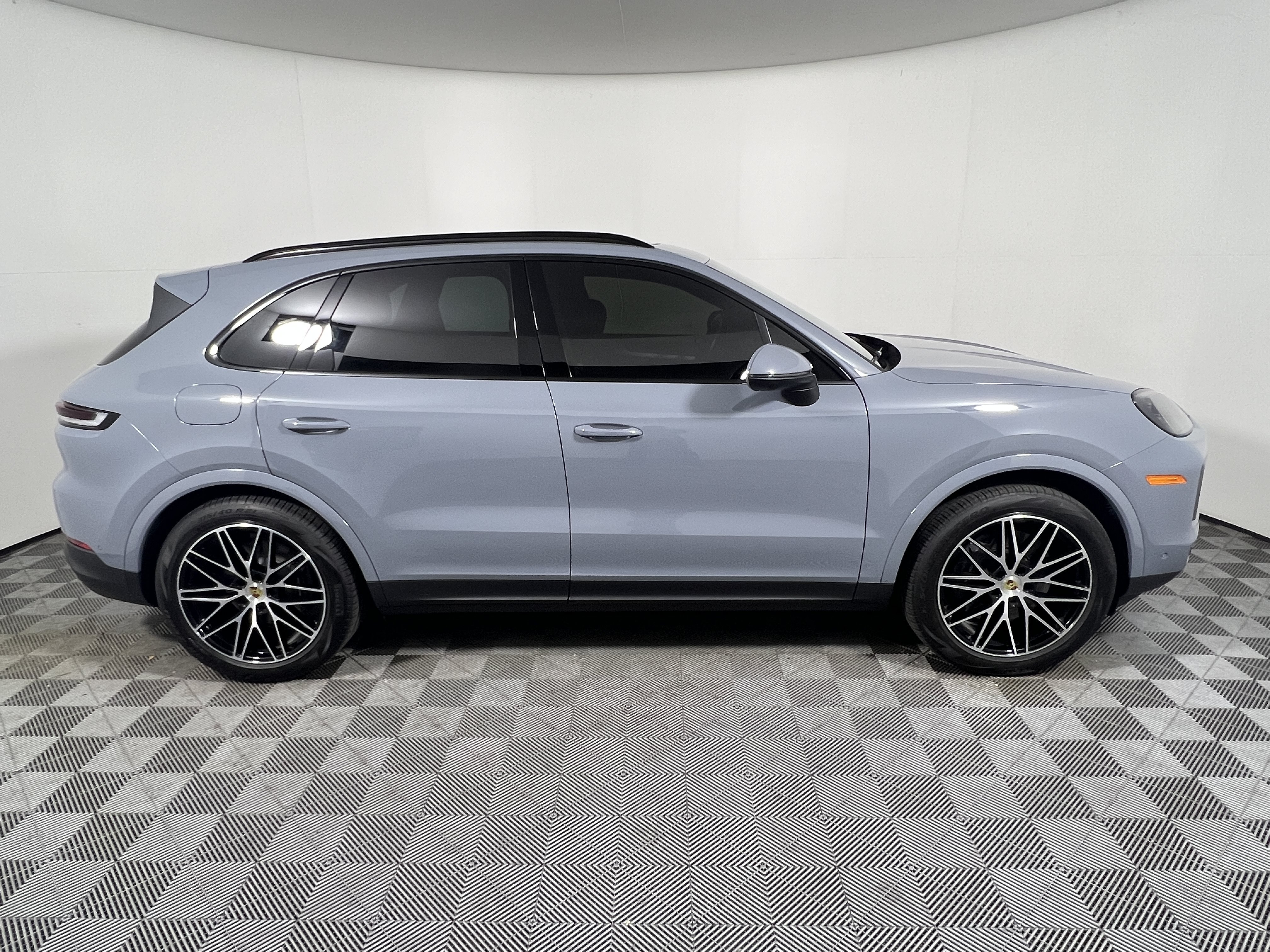 Certified 2024 Porsche Cayenne AWD/4WD image 8