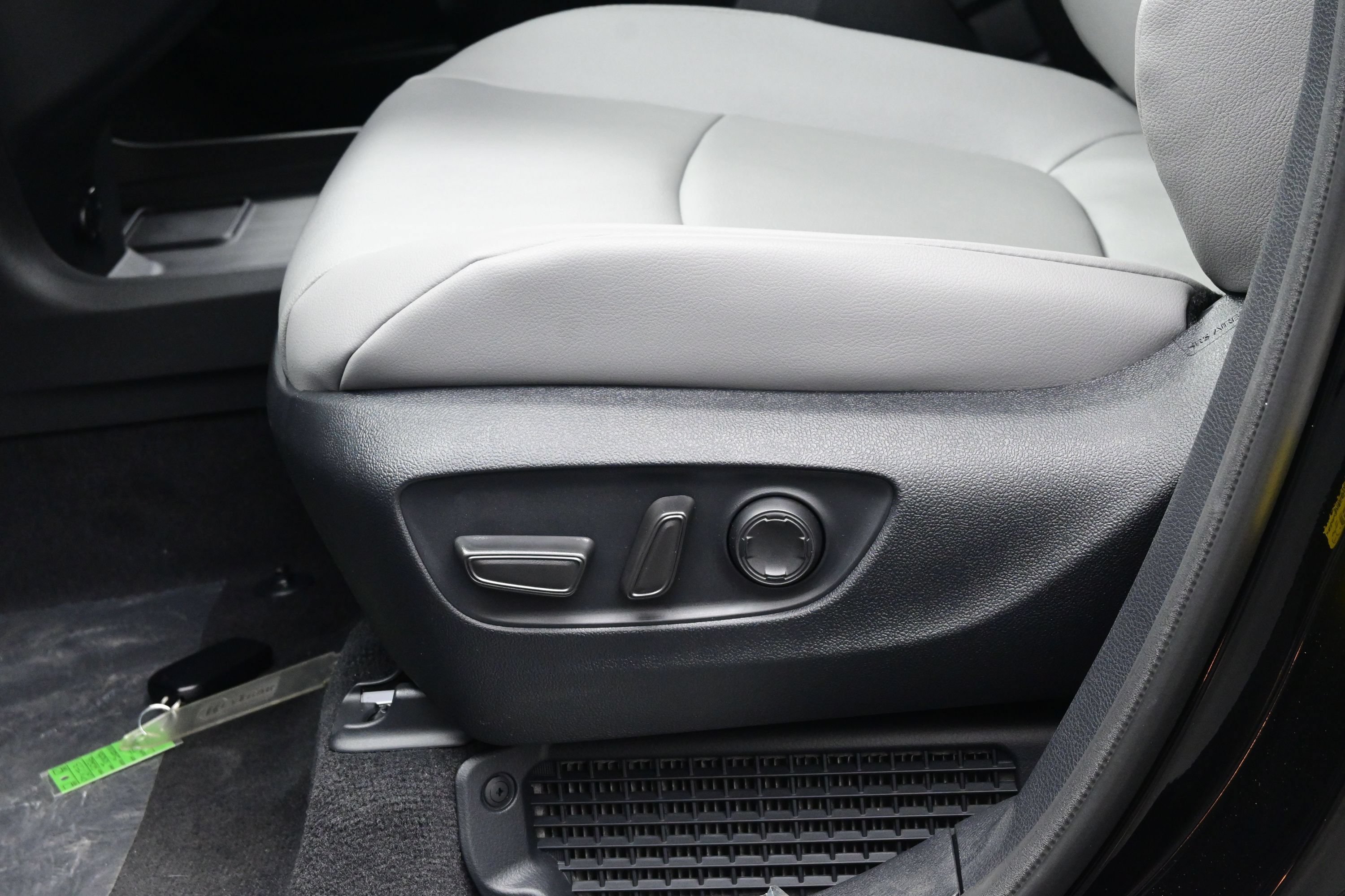 Used 2026 Toyota Sienna XLE FWD image 11