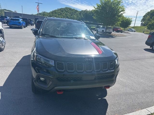Used 2025 Jeep Compass Trailhawk w/ Trailer Tow Group AWD/4WD image 9