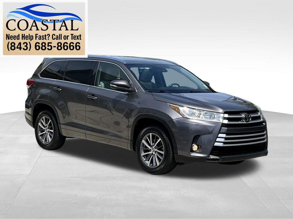 Used 2017 Toyota Highlander XLE FWD image 3