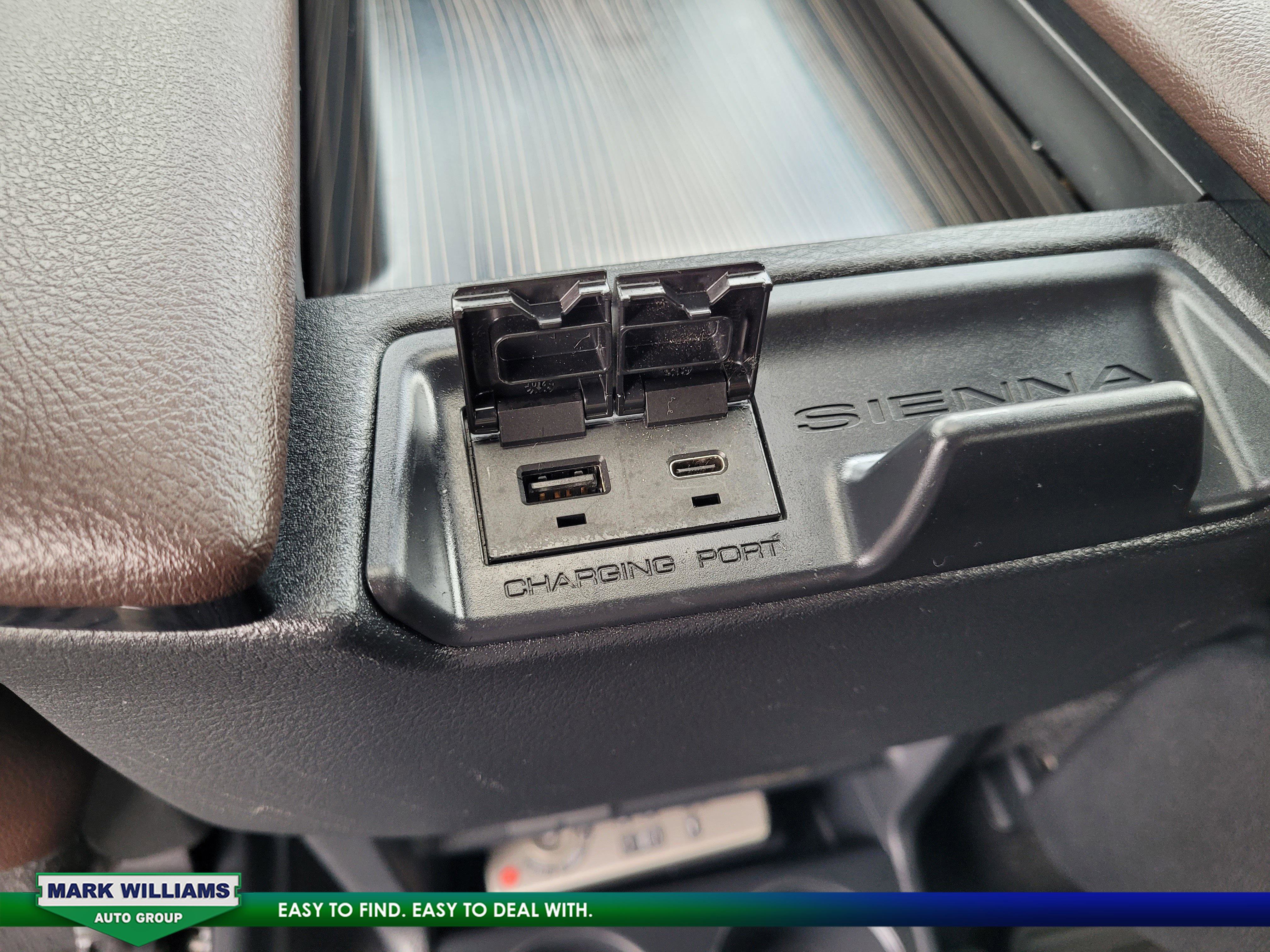 Used 2021 Toyota Sienna Platinum image 16