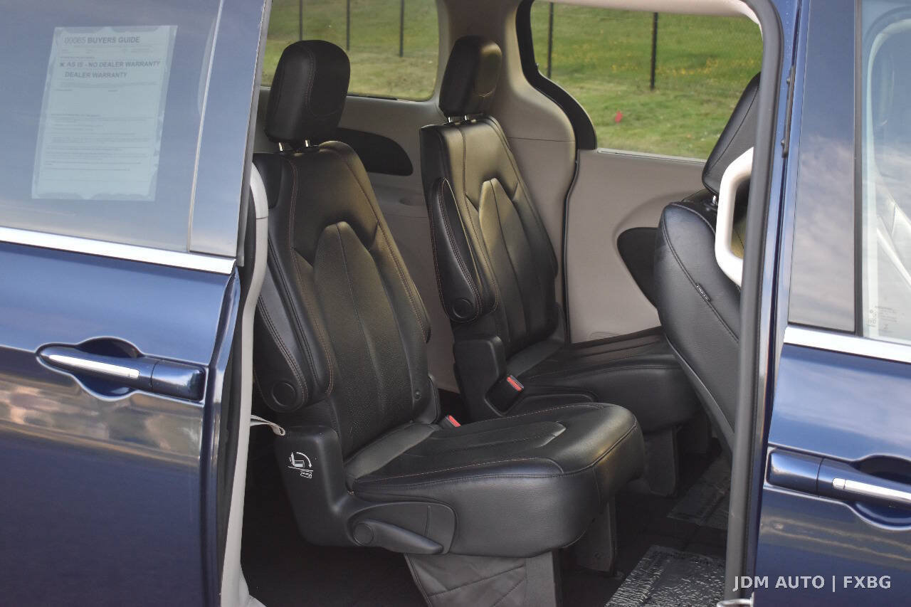 Used 2020 Chrysler Pacifica Touring-L FWD image 13