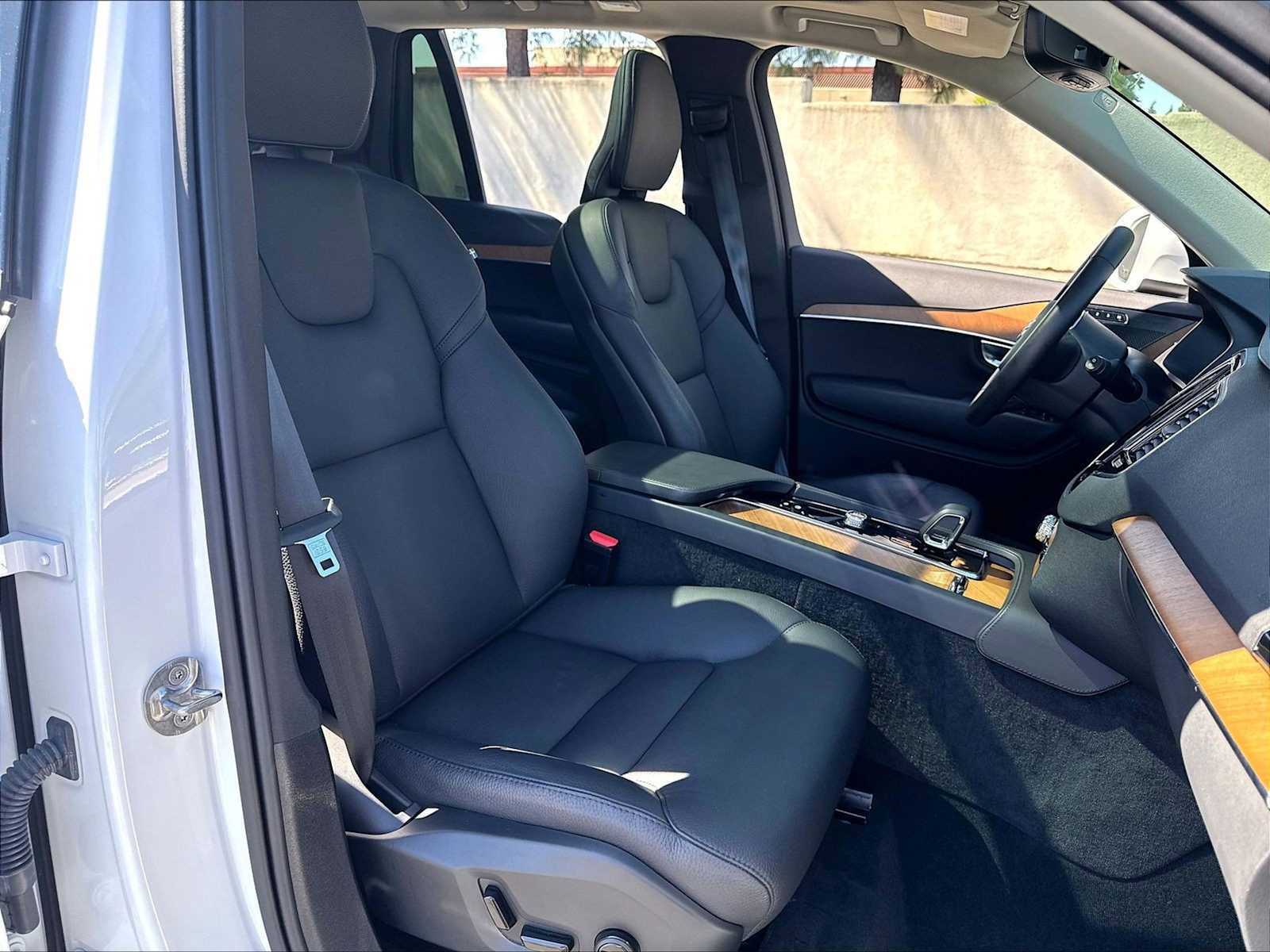 Used 2024 Volvo XC90 T8 Plus w/ Protection Package Premier AWD/4WD image 10